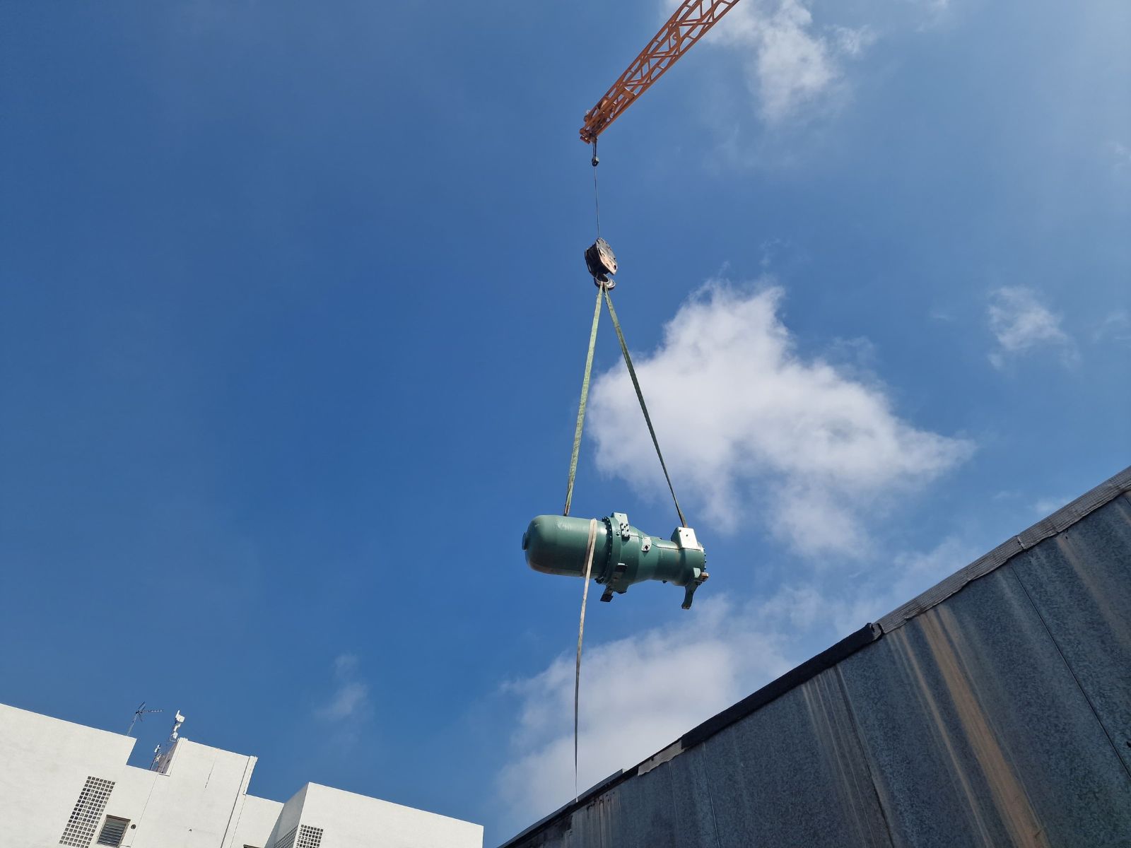 sustituyendo compresor bomba de calor para la Delegación de Castellón de la AEAT